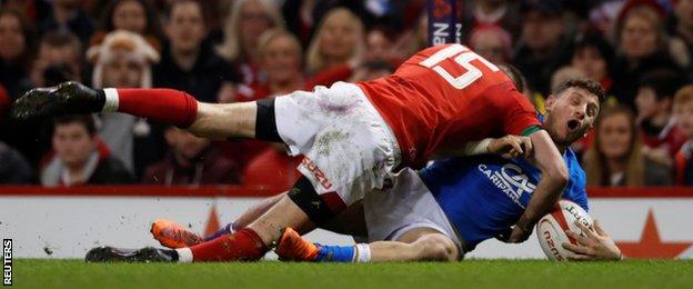 Matteo Minozzi scores a try for Italy against Wales