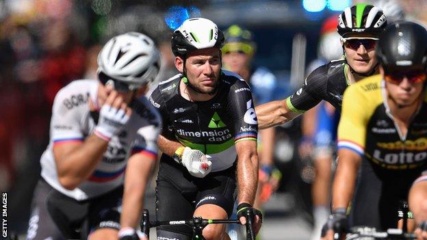 Mark Cavendish (centre)