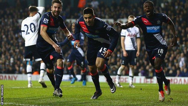 Newcastle United players celebrate equalising against Tottenham