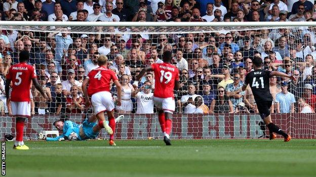 Dean Henderson saves Declan Rice's penalty.