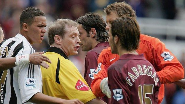 Cesc Fabregas intervenes in the aftermath of Jermaine Jenas's challenge on Gilberto Silva - Jenas was sent off