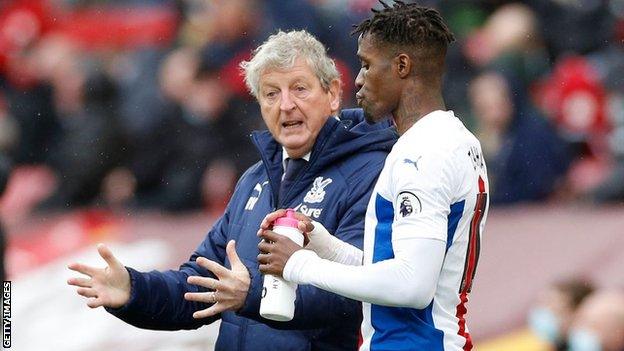 Roy Hodgson speaks to Wilfried Zaha