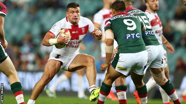 England's Chris Heighington (left)