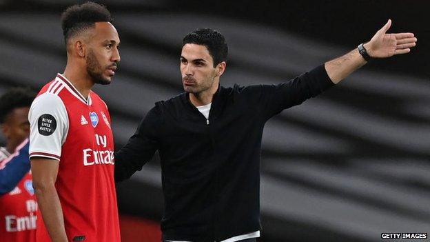 Mikel Arteta talks with Arsenal striker Pierre Emerick-Aubameyang