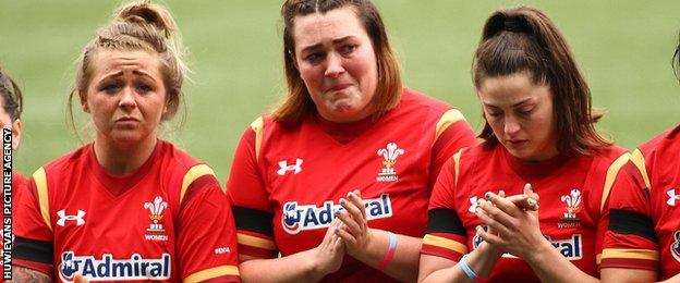 Wales players pay tribute to Elli Norkett before kick-off at Cardiff Arms Park