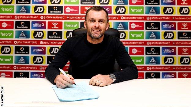 Nathan Jones signs Southampton contract