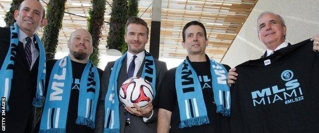 David Beckham (centre)