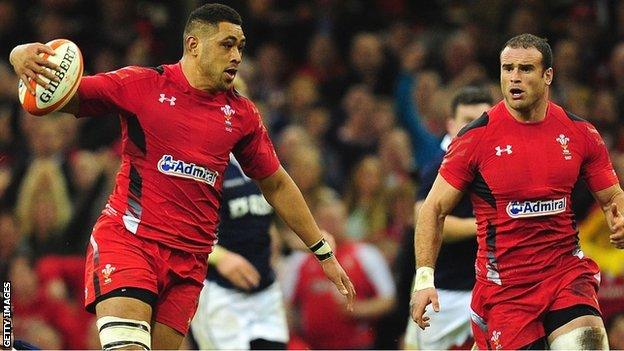 Taulupe Faletau and Jamie Roberts in action for Wales