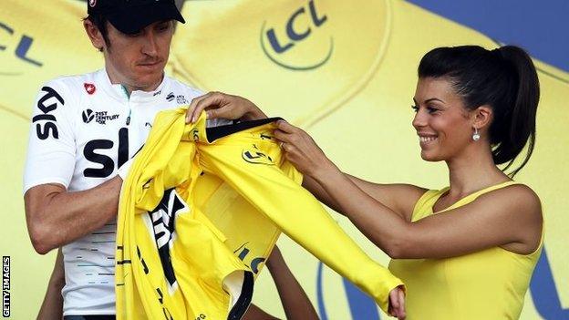 Geraint Thomas being awarded the yellow jersey after stage three