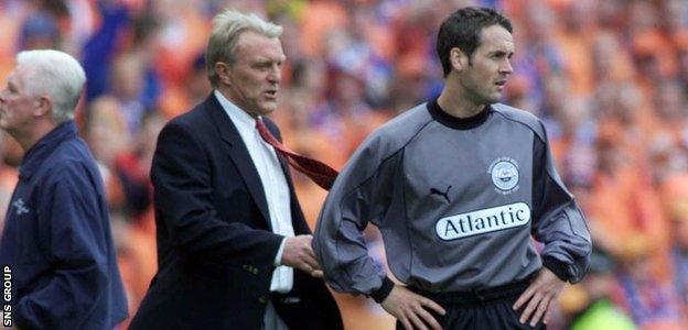 Winters, alongside Aberdeen boss Ebbe Skovdahl, preparing to come on for Leighton