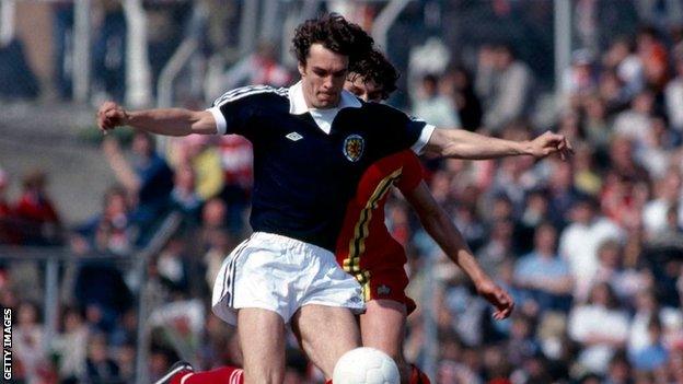 Joe Jordan of Scotland against Wales