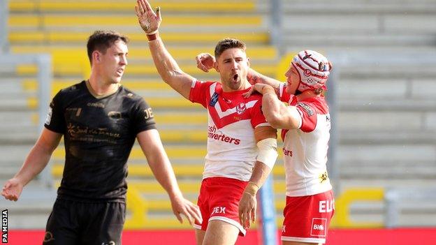 Tommy Makinson celebrate try