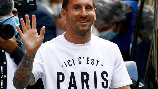 Messi arrives in Paris.