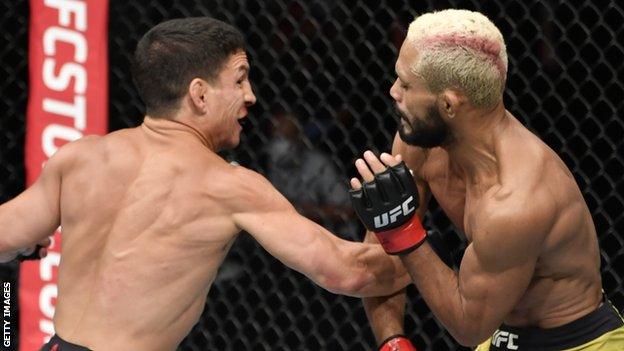 Deiveson Figueiredo (right) and Joseph Benavidez