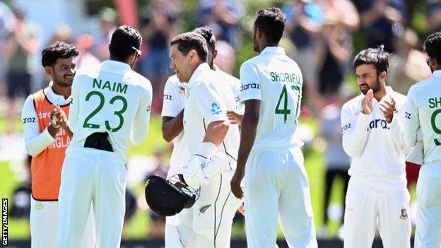 Ross Taylor is given a guard of honour by the Bangladesh players