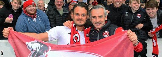 Clyde's Ally Love and Danny Lennon with the League One Play-off winning flag