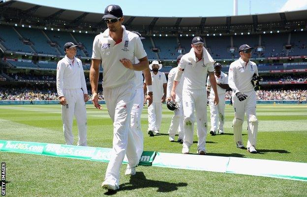 England players look dejected during the 2013 Ashes series in Australia