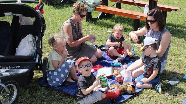 Y Jonesiaid o Borthaethwy a Llanddona'n mwynhau picnic yn yr haul // Keeping up with the Porthaethwy and Llanddona Joneses as they picnic in the sun