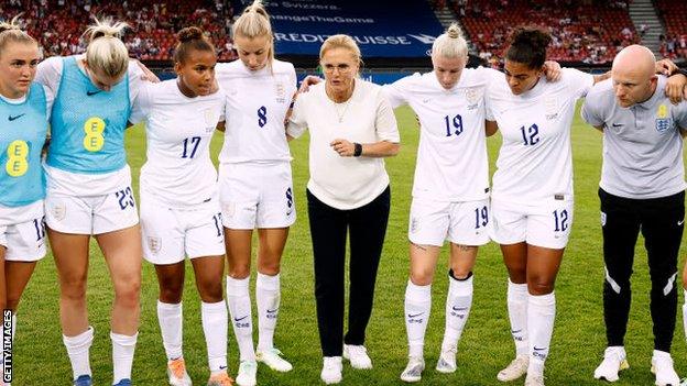 Sarina Wiegman in a team huddle