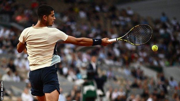 Carlos Alcaraz returns against Juan Ignacio Londero in his French Open first round match