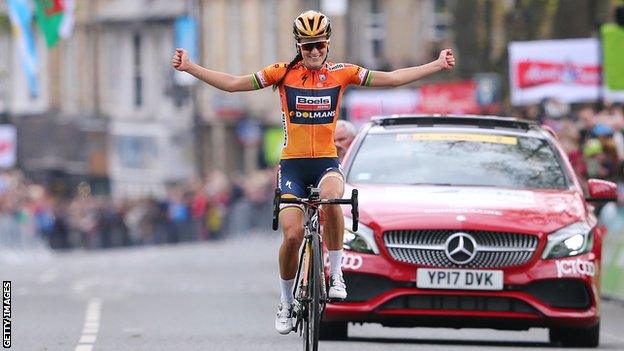 Britain's Lizzie Deignan celebrates winning the 2017 women's Tour de Yorkshire