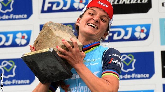 Lizzie Deignan lifts the Paris Roubaix trophy