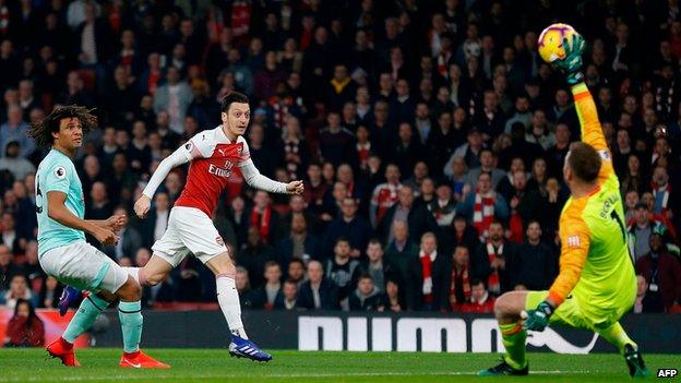 Mesut Ozil scores Arsenal's first