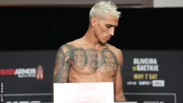 Charles Oliveira returns to the scales but could not achieve the lightweight limit