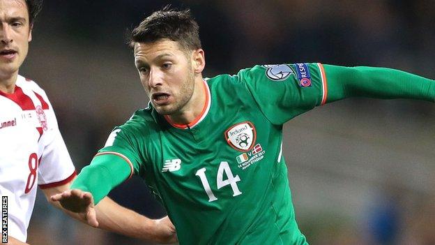 Wes Hoolahan playing for Ireland