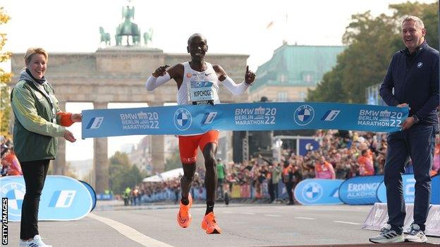 Eliud Kipchoge wins Berlin marathon