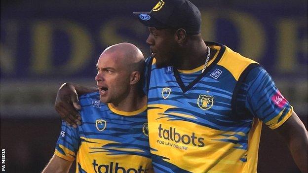 Jake Lintott celebrates a wicket with Bears T20 skipper Carlos Brathwaite