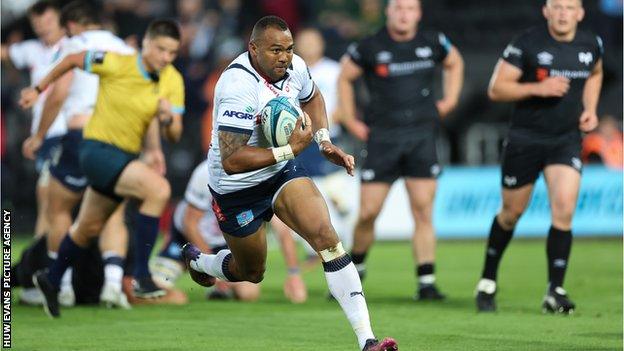 Cornal Hendricks powers through Ospreys defence for a Bulls try