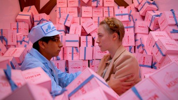 Golygfa o'r ffilm 'Grand Budapest Hotel'