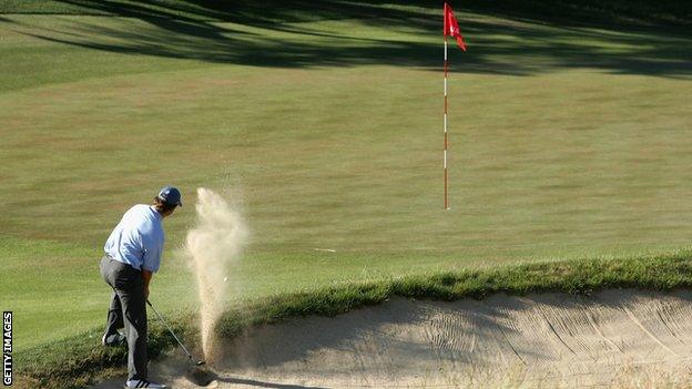 Retief Goosen of South Africa hits his bunker shot on the 14th hole during the final round of the 104th U.S. Open June 20, 2004 at Shinnecock Hills Golf Club in Southampton, New York. Goosen went on to win the tournament.