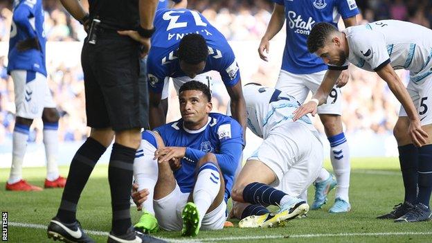 Yerry Mina assists Ben Godfrey after he suffered an injury against Chelsea