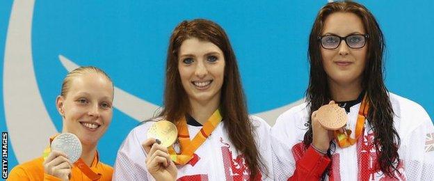 Bethany Firth (centre) on the podium with Dutch silver medallist Marlou Van der Kulk (left) and British bronze medallist Jessica-Jane Applegate