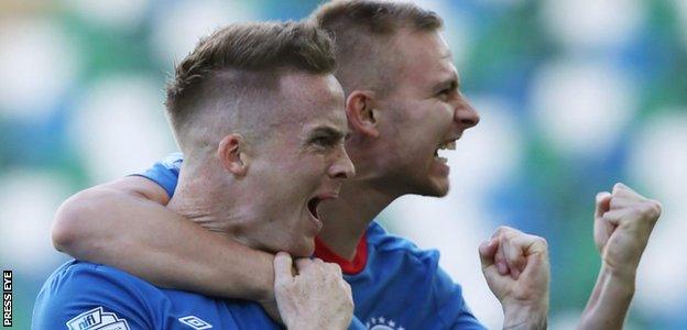 Aaron Burns headed in the only goal as Linfield beat Glentoran