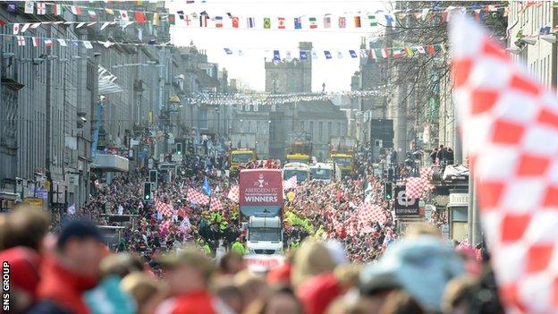 Aberdeen fans around the bus parade for League Cup win