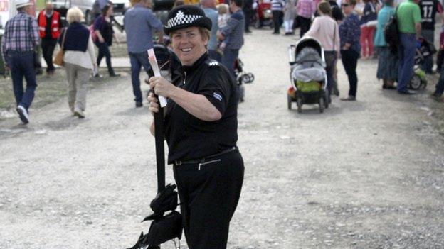 Mae'n anodd i'r heddlu gadw trefn...ar eu hoffer! // Keeping control ...of their equipment....is a difficult job for the police at the Eisteddfod