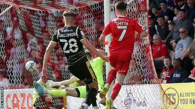 Paul Smyth scores for Leyton orient