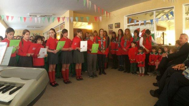 Carwyn Jones visits Ysgol yr Hendre at Trelew, Chubut, Argentina