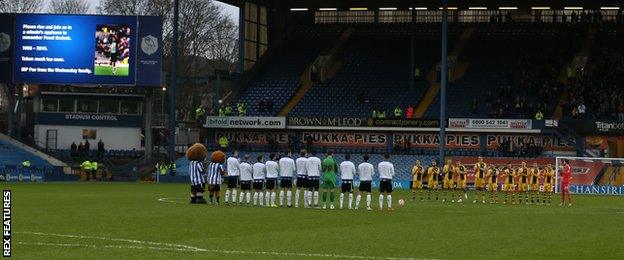 Minute's applause for Pavel Srnicek