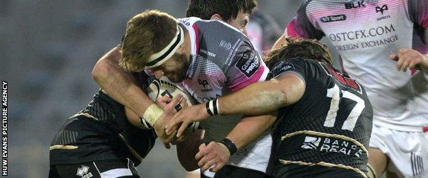 Scott Otten takes on the Zebre defence