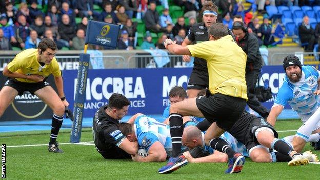 Cian Healy scores a try