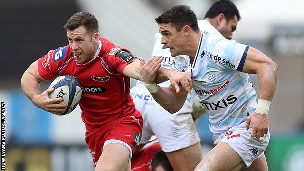 Gareth Davies of Scarlets takes a quick penalty past Dan Carter