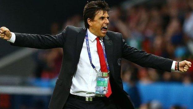 Chris Coleman yn dathlu yn Ewro 2016