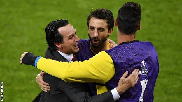 Unai Emery celebrates Sevilla's third goal in the 2016 Europa League final with his players