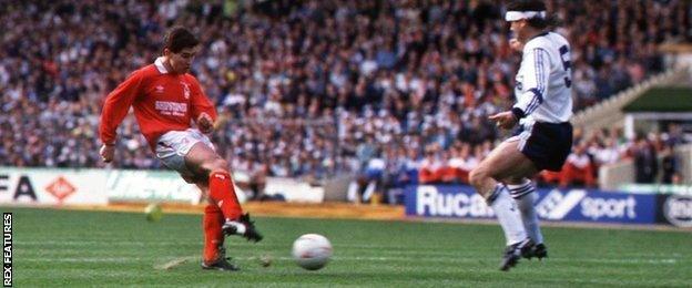 Nigel Clough scores for Forest in the 1989 Littlewoods Cup final