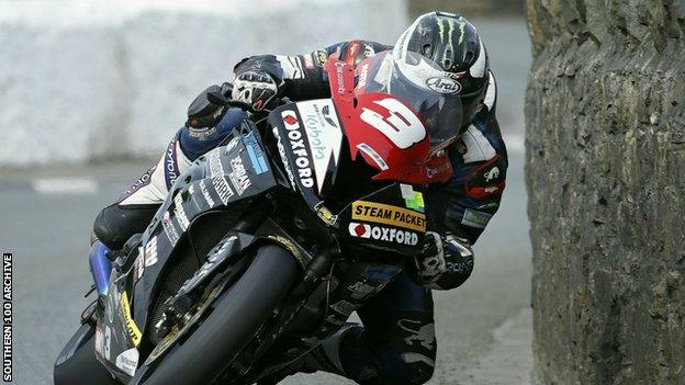 Michael Dunlop competes at the Southern 100 in 2016