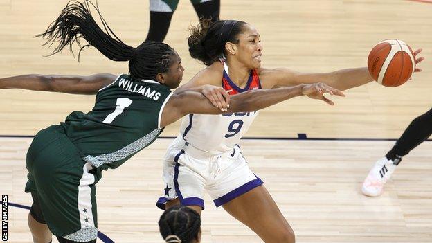 A'ja Wilson catches a pass under pressure from Elizabeth Williams